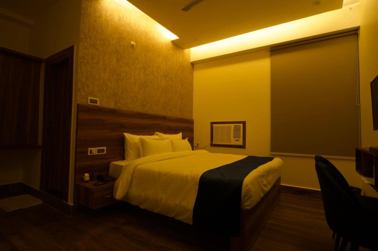 Dolphin Club Hotel Chinhat Buitenkant foto