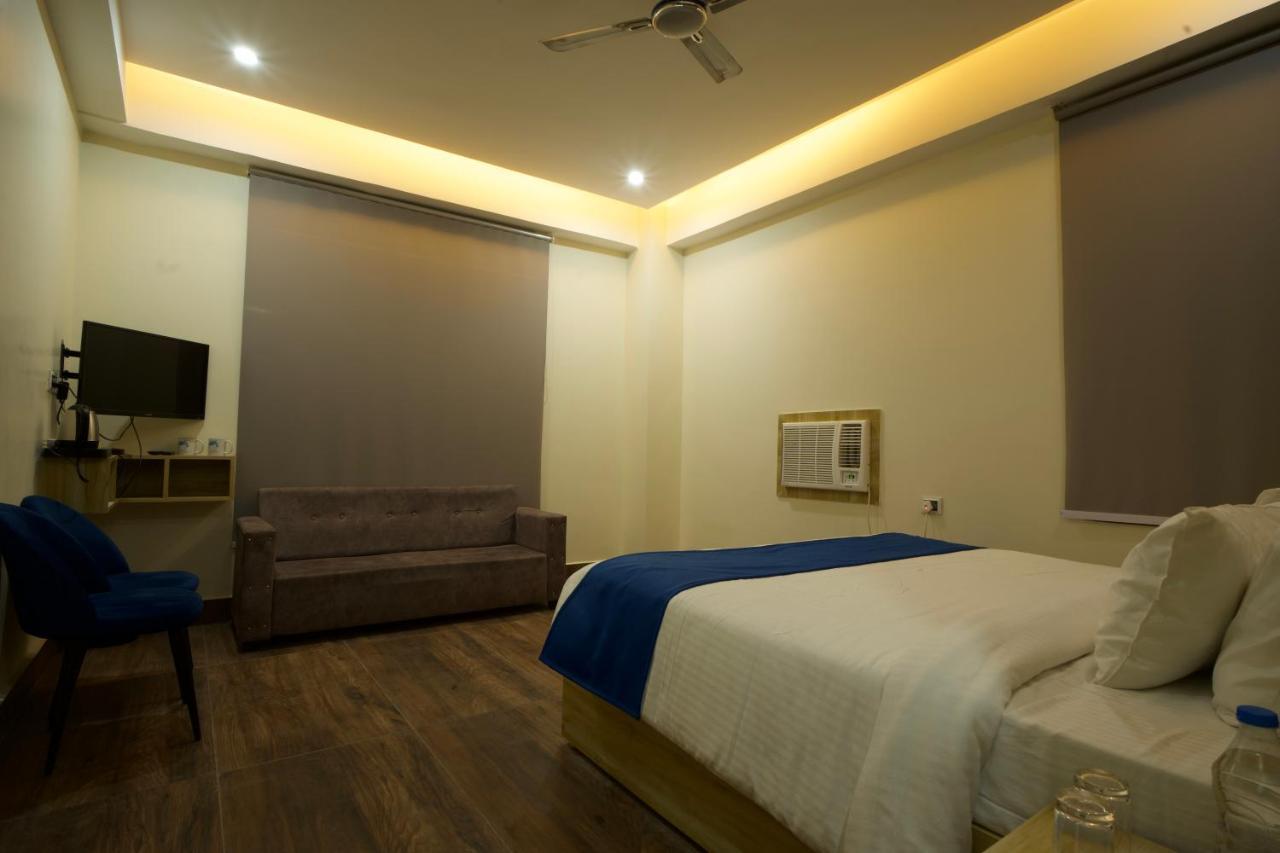 Dolphin Club Hotel Chinhat Buitenkant foto