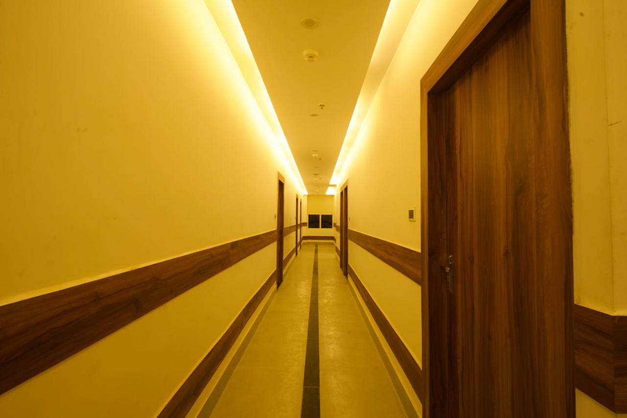 Dolphin Club Hotel Chinhat Buitenkant foto