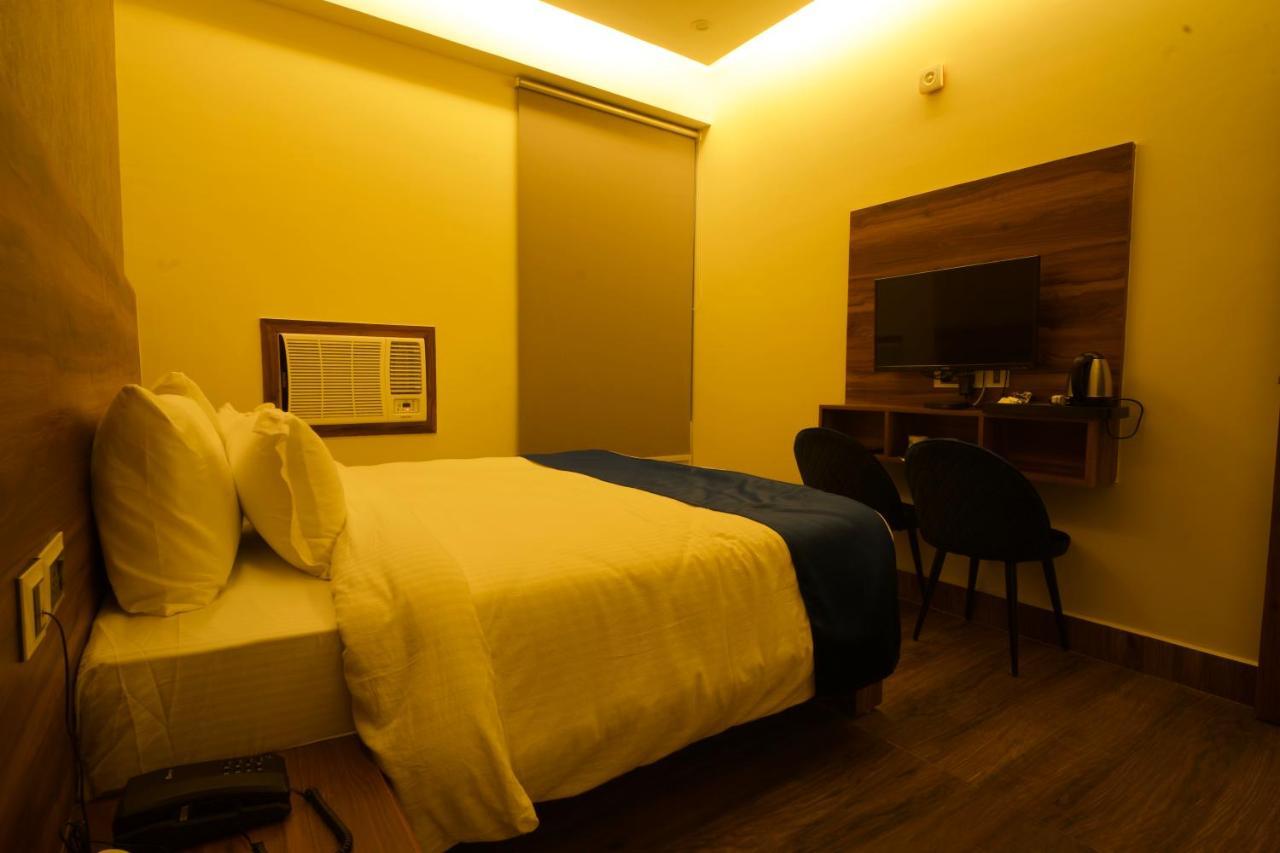 Dolphin Club Hotel Chinhat Buitenkant foto