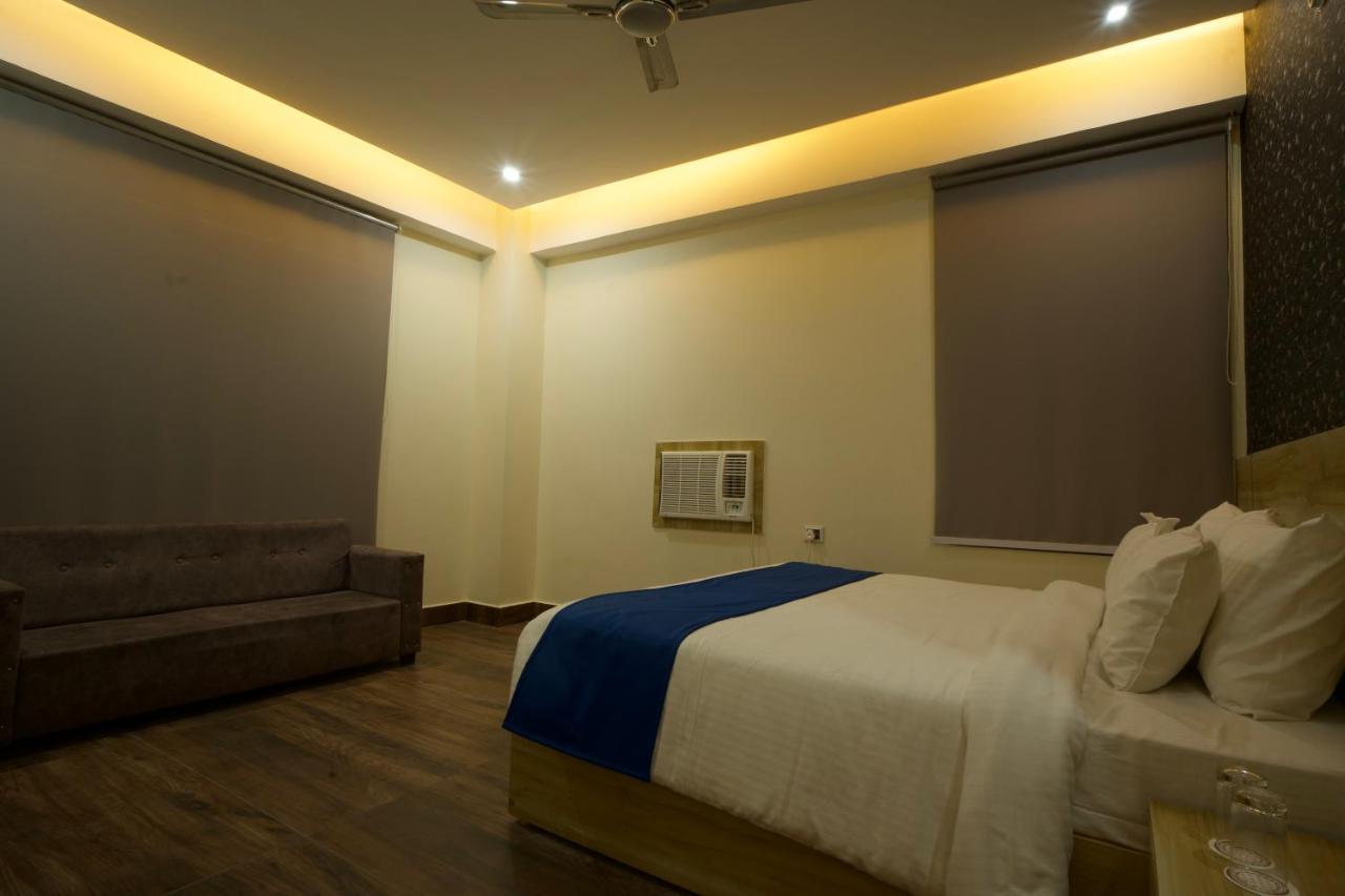 Dolphin Club Hotel Chinhat Buitenkant foto