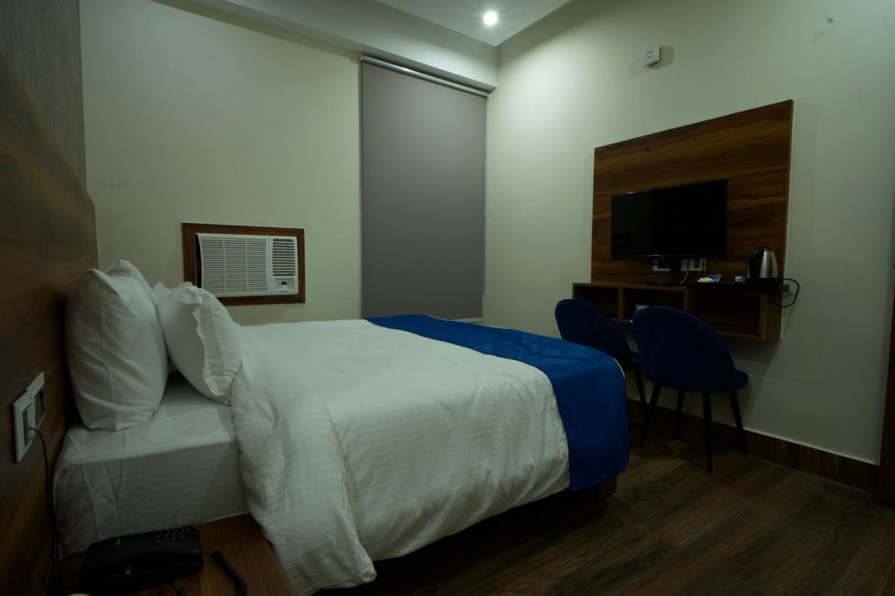 Dolphin Club Hotel Chinhat Buitenkant foto