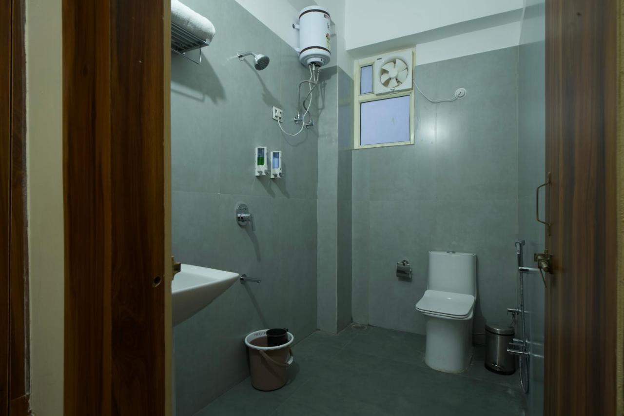 Dolphin Club Hotel Chinhat Buitenkant foto
