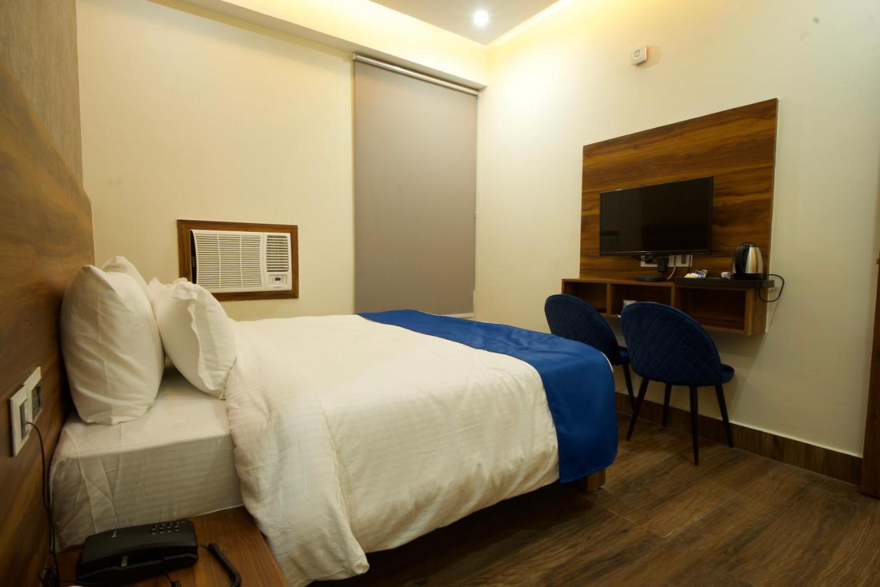 Dolphin Club Hotel Chinhat Buitenkant foto