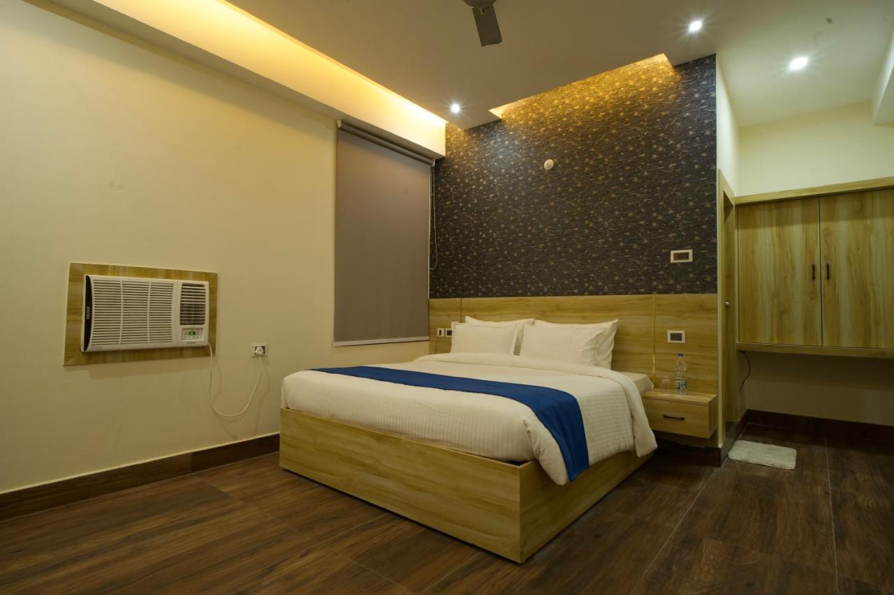 Dolphin Club Hotel Chinhat Buitenkant foto