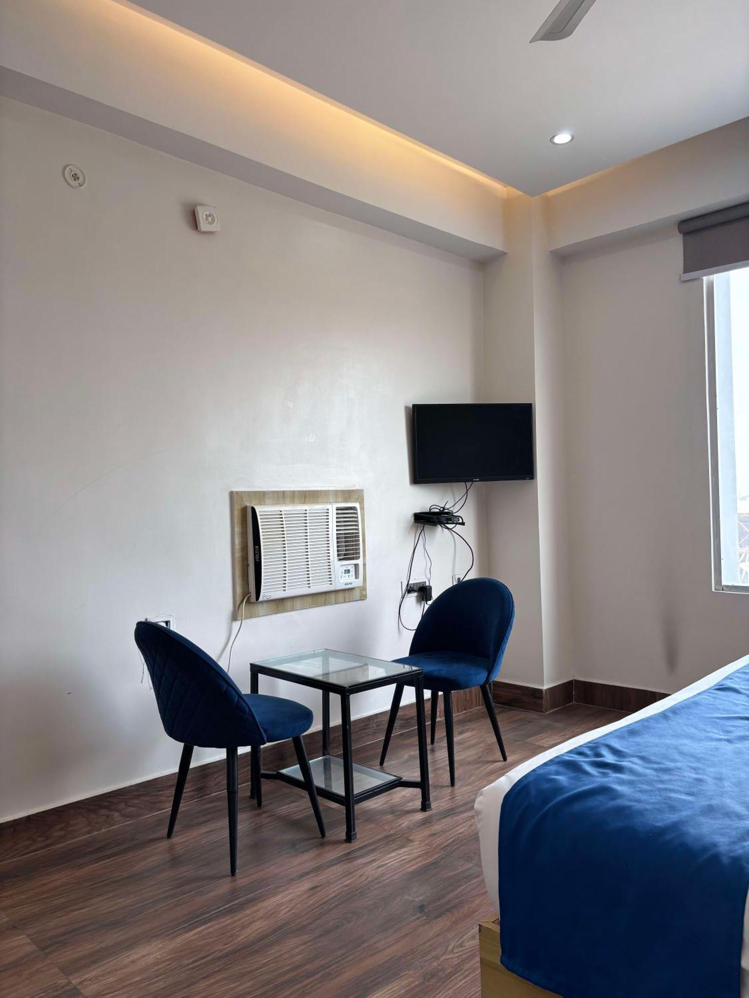 Dolphin Club Hotel Chinhat Buitenkant foto