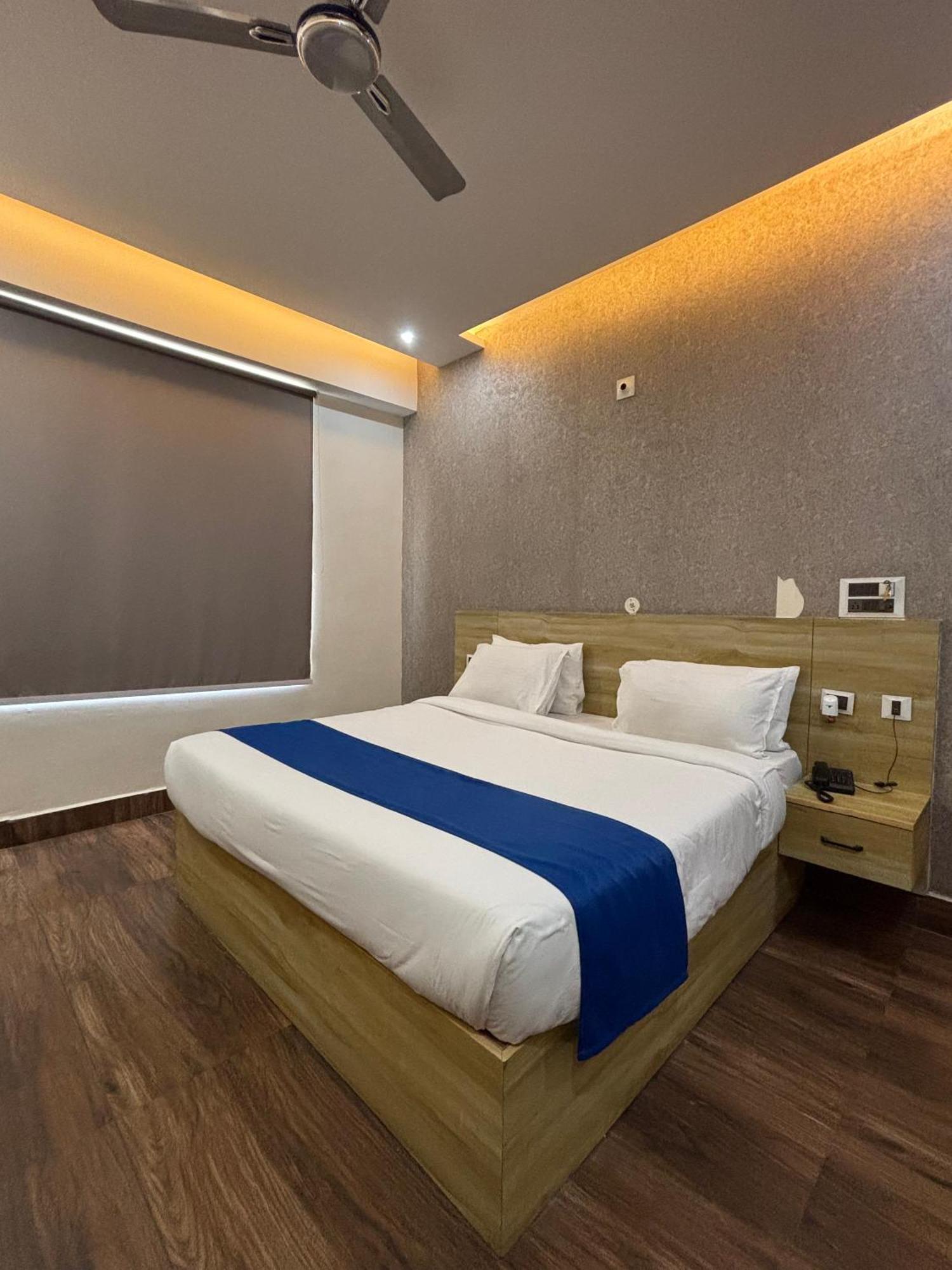 Dolphin Club Hotel Chinhat Buitenkant foto